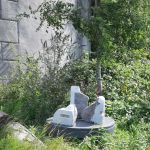 This sculpture 'Solid Remains', is inspired by the book 'Uit beton gegoten' and the Unesco world heritage, the 'Hollandse Waterlinie'. To see at Fort Maarsseveen.

#inbetongegoten
#fortmaarsseveen #hollandsewaterlinie #unescoworldheritage #stonesculpture #bluestone #fiekederoij