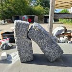 Heerlijk gewerkt tijdens het beeldhouwsymposium van De Utrechtse Steenbeeldhouwers. Maar wat gaat een week snel voorbij. De schetsvorm zit er inmiddels in. 

#deutrechtsesteenbeeldhouwers #beeldhouwsymposium #artistatwork #stonesculpting #bluestone #fiekederoij